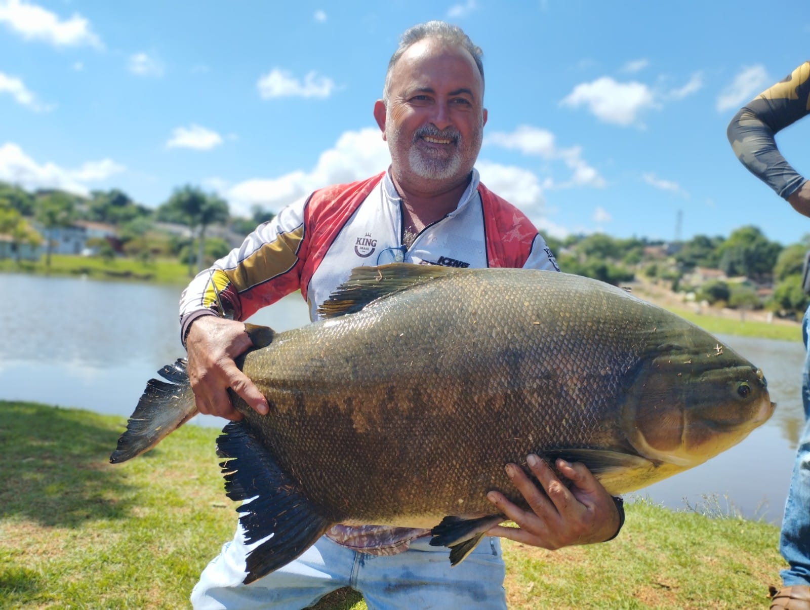 Borraz Polis Pescador Captura Peixe Quase Kg No Lago Municipal