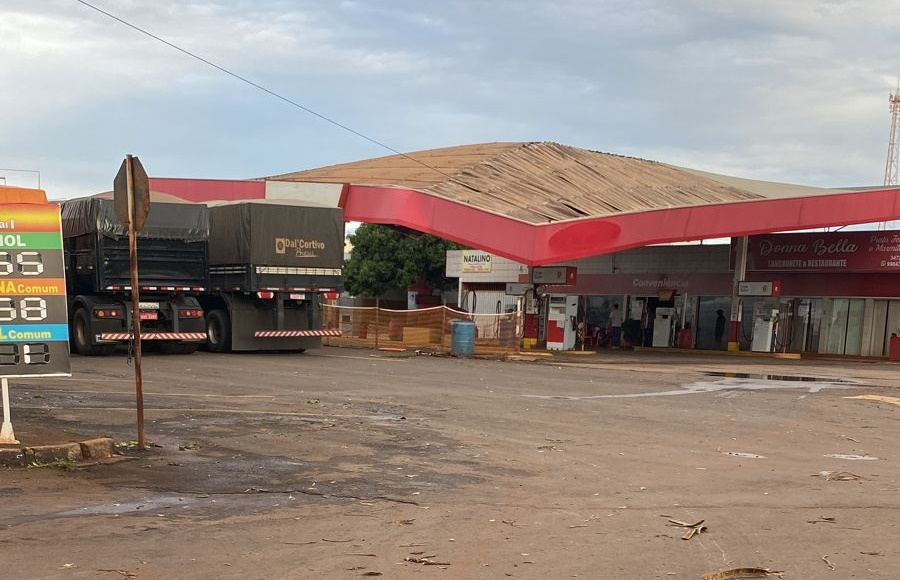 Temporal acompanhado de vento forte causa transtornos em Caxias do