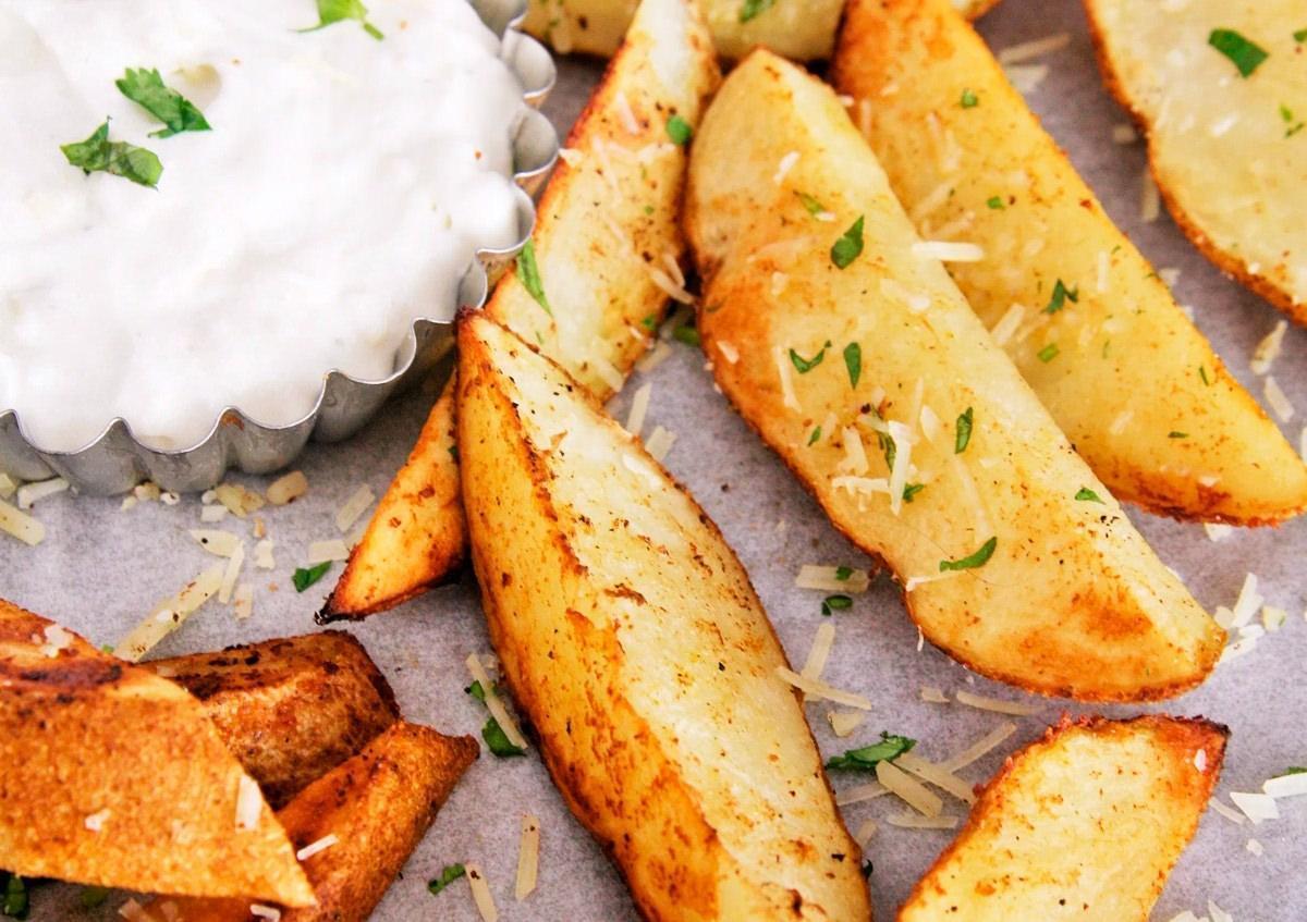 Batata rústica na airfryer: veja a receita fácil que fica igual a