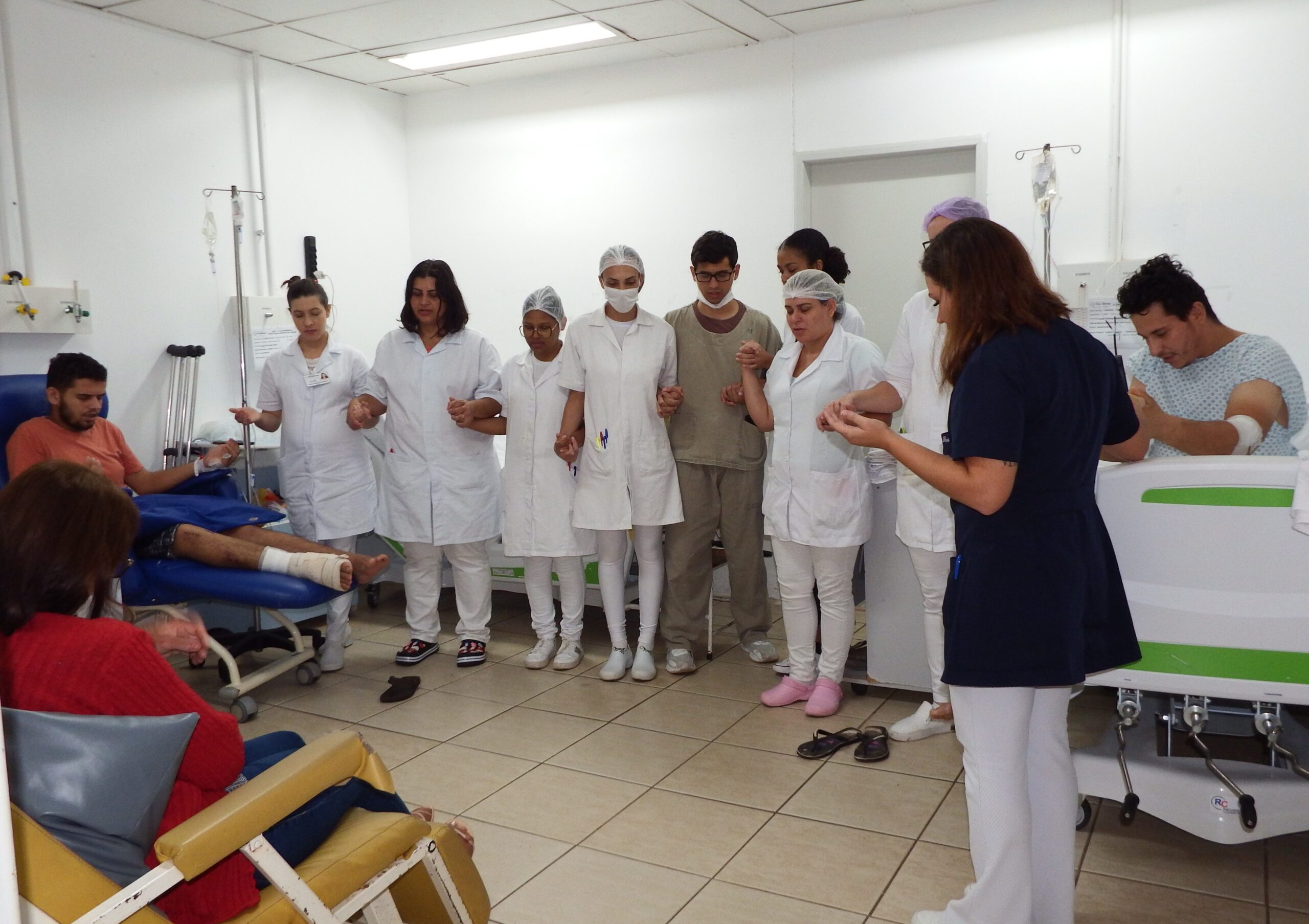 Apucarana Equipe De Enfermagem Da Providência Realiza Momento De Oração Entre Pacientes E 