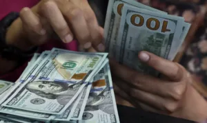 Dólar fecha abaixo de R$ 5 antes do segundo turno