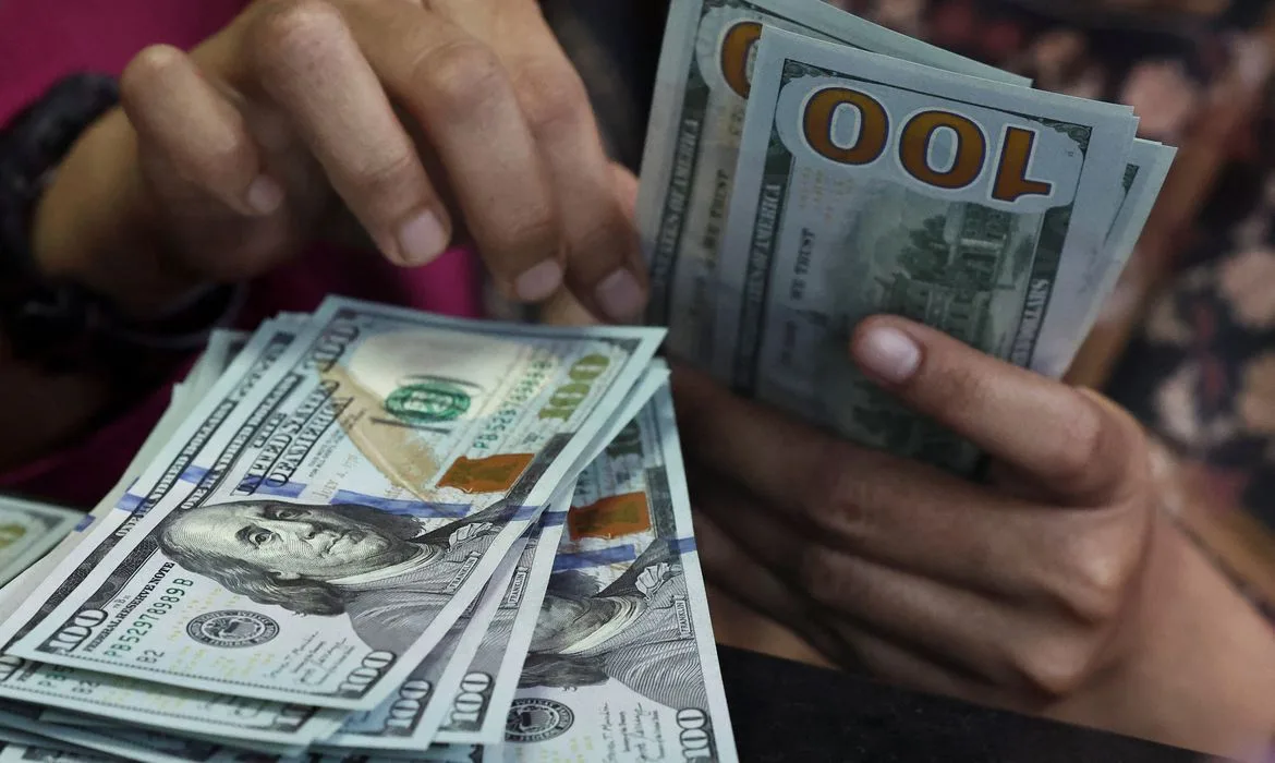 Dólar fecha a R$ 5,44 e registra maior alta semanal