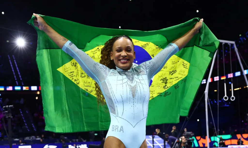 Rebeca Andrade fatura o tri mundial no salto em Roterdã
