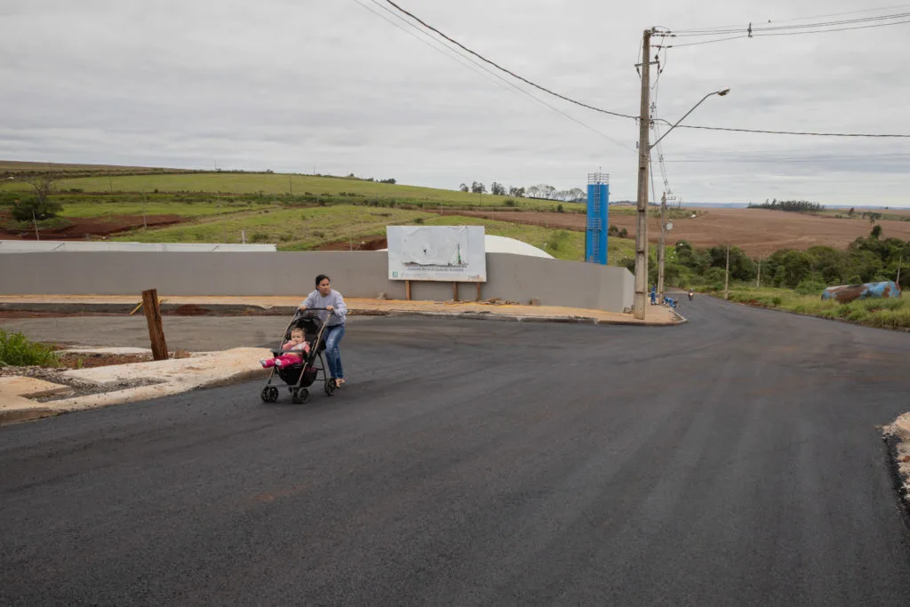 Prefeitura conclui asfalto no acesso ao Colégio Godomá