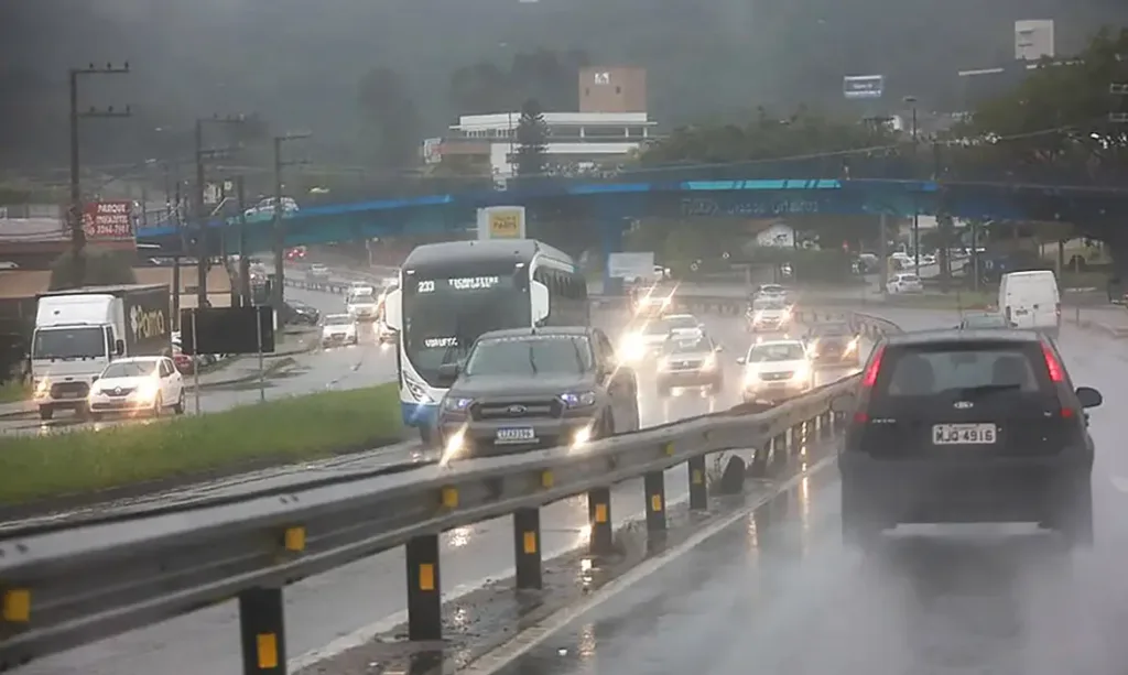Frente fria provoca chuvas intensas e granizo no país