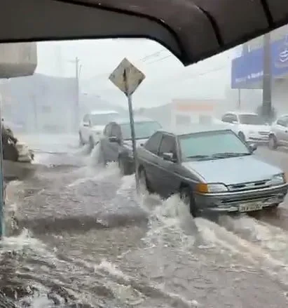 Chuva forte causa alagamentos e surpreende moradores em Ivaiporã