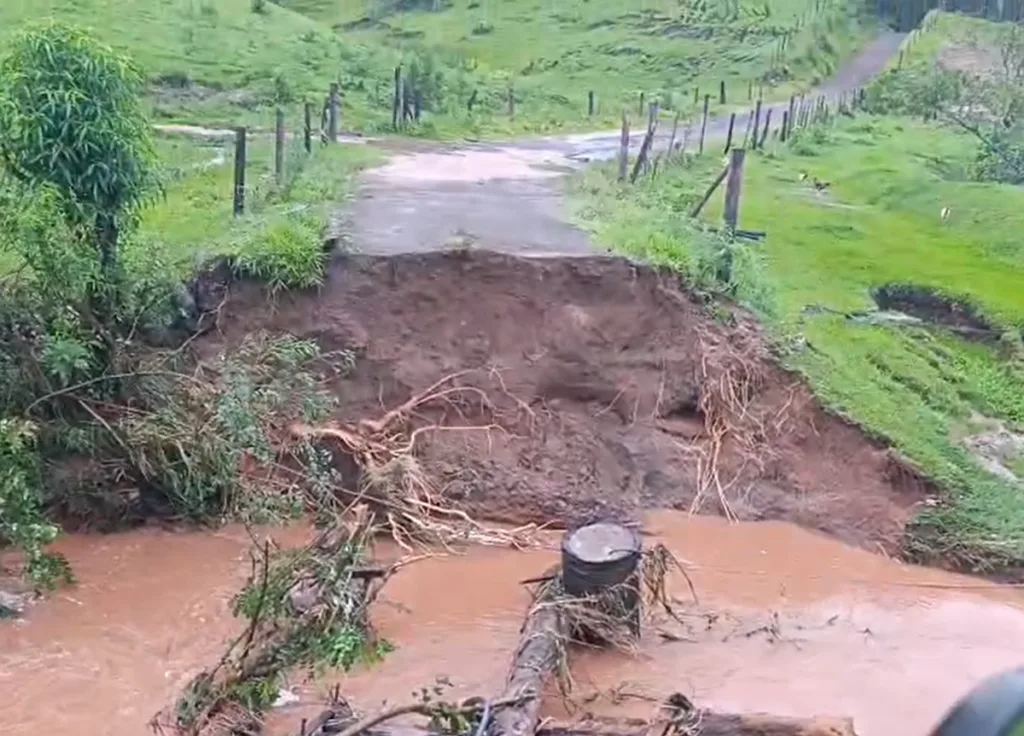 Ponte levada pela água deixa moradores ilhados em Grandes Rios