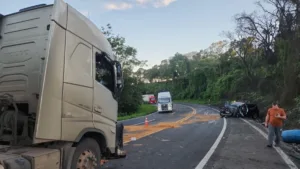 Colisão frontal entre BMW e carreta deixa ferido em Ortigueira