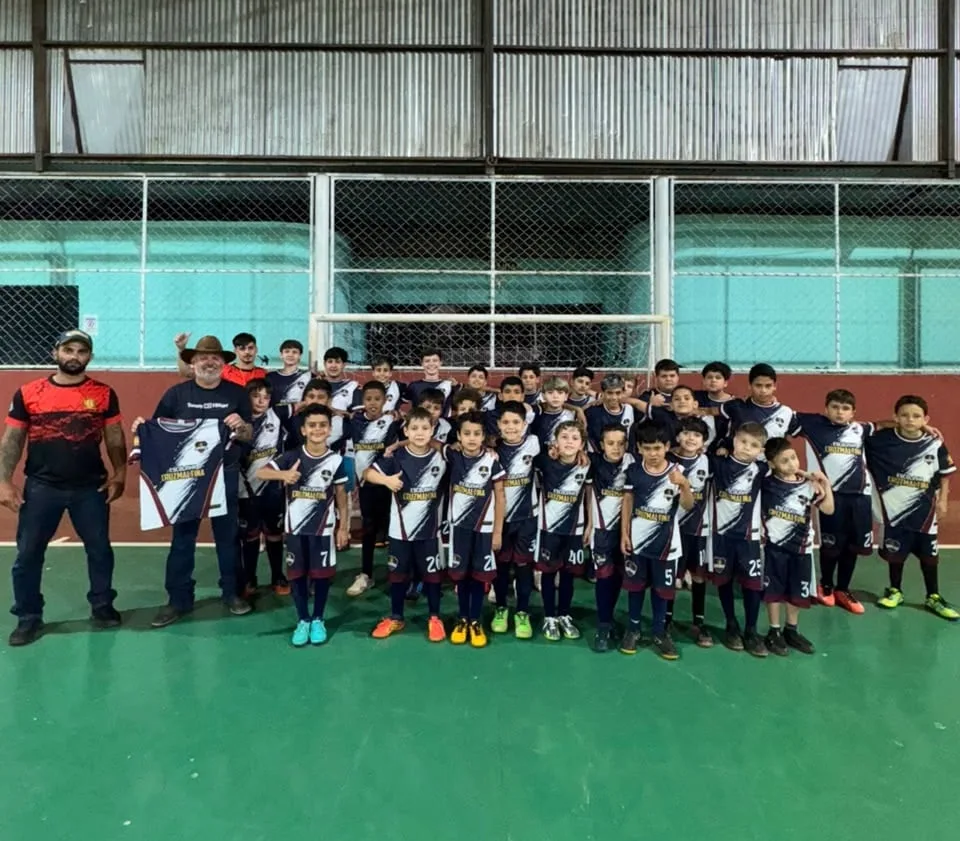 Prefeito de Cruzmaltina entrega uniformes para escolinha de futebol
