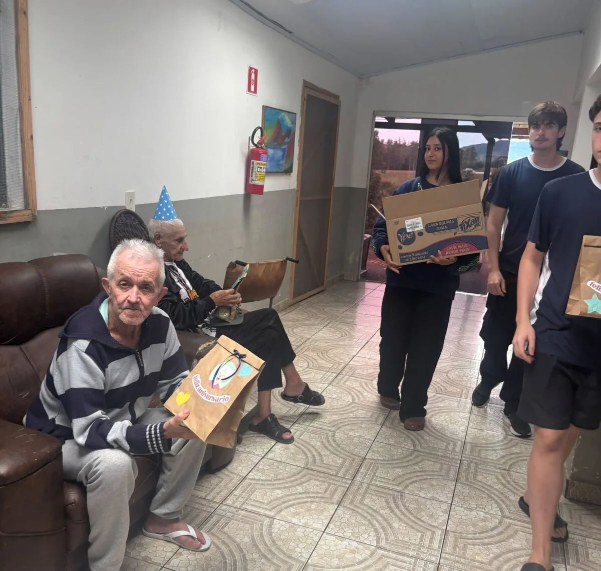 Estudantes realizam ações solidárias em lar de idosos