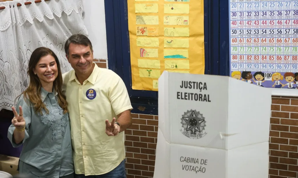 Flávio Bolsonaro vota no Rio de Janeiro e prega mudança