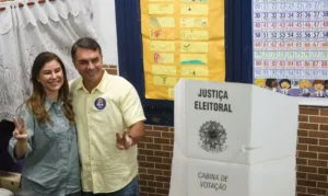 Flávio Bolsonaro vota no Rio de Janeiro e prega mudança