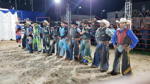Abertura do Arapuã Rodeio Show é sucesso de público
