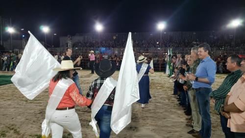 Abertura do Arapuã Rodeio Show é sucesso de público