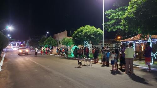 Chegada do Papai Noel encanta moradores de Jussiara