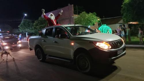 Chegada do Papai Noel encanta moradores de Jussiara