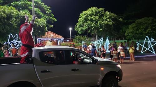 Chegada do Papai Noel encanta moradores de Jussiara