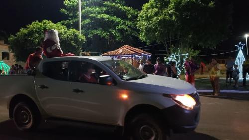 Chegada do Papai Noel encanta moradores de Jussiara