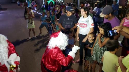 Chegada do Papai Noel encanta moradores de Jussiara