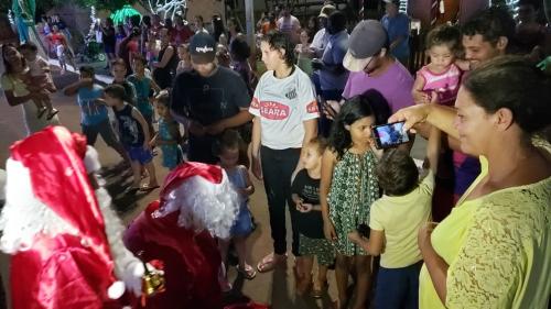 Chegada do Papai Noel encanta moradores de Jussiara