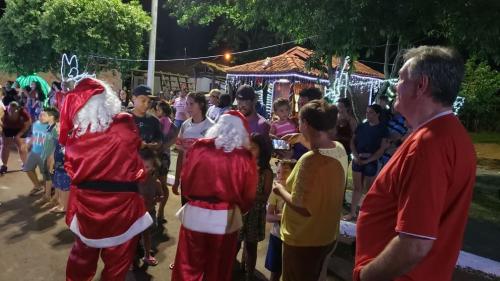 Chegada do Papai Noel encanta moradores de Jussiara