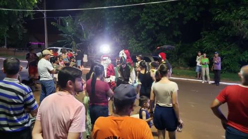 Chegada do Papai Noel encanta moradores de Jussiara