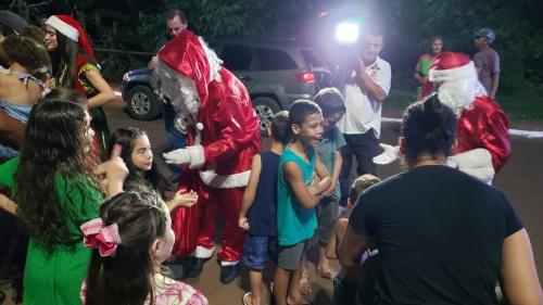 Chegada do Papai Noel encanta moradores de Jussiara