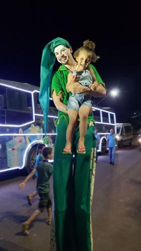 Chegada do Papai Noel encanta moradores de Jussiara