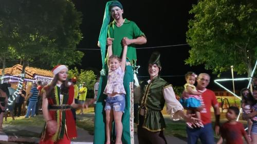 Chegada do Papai Noel encanta moradores de Jussiara