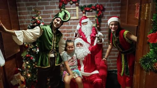 Chegada do Papai Noel encanta moradores de Jussiara