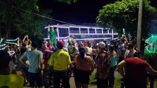 Chegada do Papai Noel encanta moradores de Jussiara