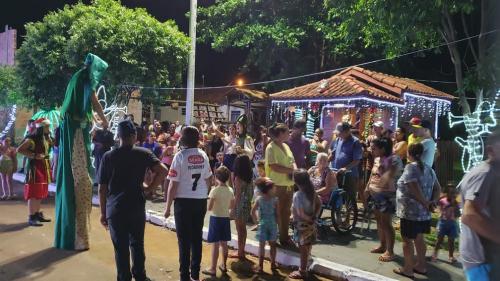 Chegada do Papai Noel encanta moradores de Jussiara
