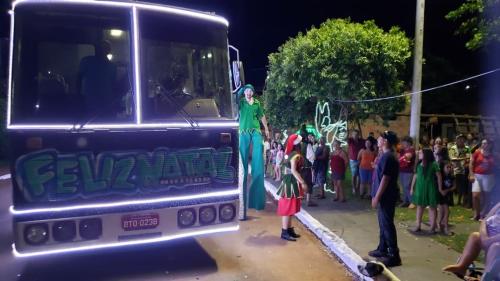Chegada do Papai Noel encanta moradores de Jussiara
