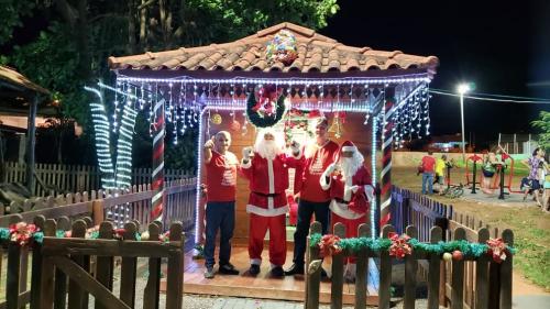 Chegada do Papai Noel encanta moradores de Jussiara