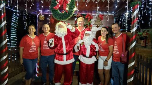 Chegada do Papai Noel encanta moradores de Jussiara
