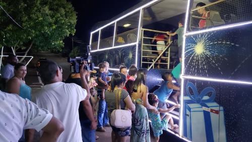 Chegada do Papai Noel encanta moradores de Jussiara