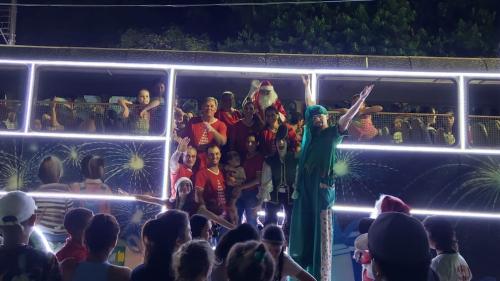 Chegada do Papai Noel encanta moradores de Jussiara