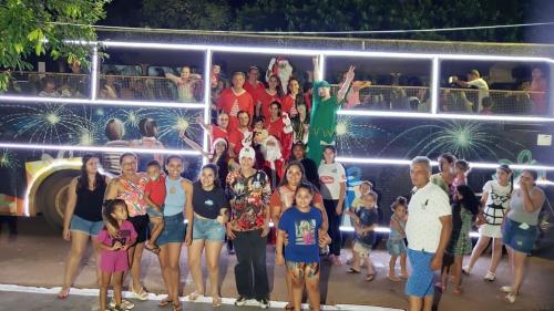 Chegada do Papai Noel encanta moradores de Jussiara