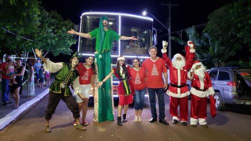 Chegada do Papai Noel encanta moradores de Jussiara