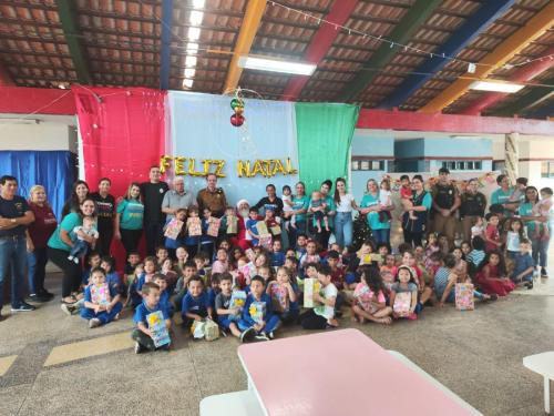 Faxinal: PM distribui brinquedos em comemoração ao natal