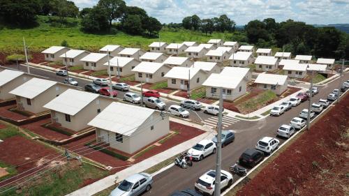 Entrega da UBS e de casas populares em Novo Itacolomi