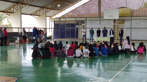 GRANDES RIOS: Entrega de uniformes escolares