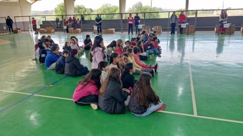 GRANDES RIOS: Entrega de uniformes escolares
