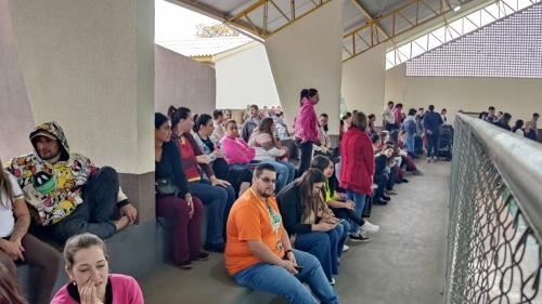 GRANDES RIOS: Entrega de uniformes escolares