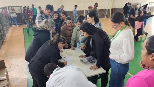 GRANDES RIOS: Entrega de uniformes escolares
