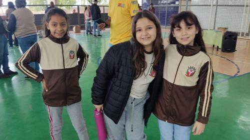 GRANDES RIOS: Entrega de uniformes escolares