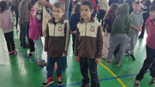 GRANDES RIOS: Entrega de uniformes escolares