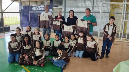 GRANDES RIOS: Entrega de uniformes escolares
