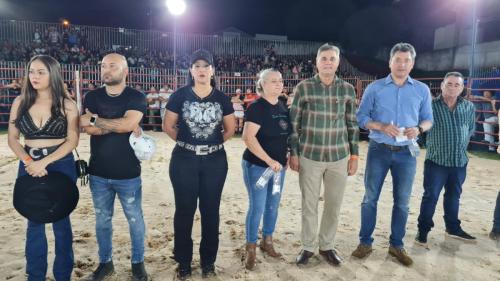 Abertura do Arapuã Rodeio Show é sucesso de público