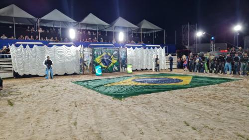 Abertura do Arapuã Rodeio Show é sucesso de público